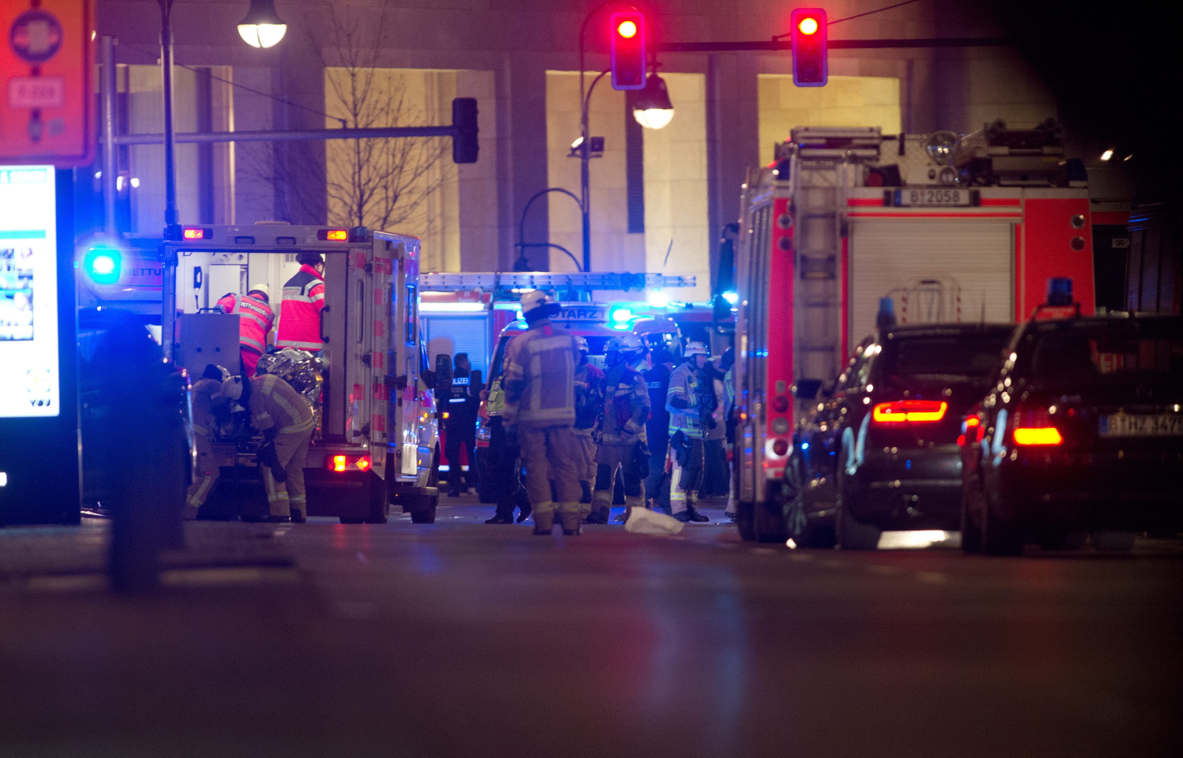 Девет души са убити и най-малко 50 ранени на Коледния базар в Берлин след като камион се вряза сред множеството. Това съобщиха от полицията в града. Инцидентът стана в центъра на западната част на града. Шофьорът на камиона е избягал и се издирва.