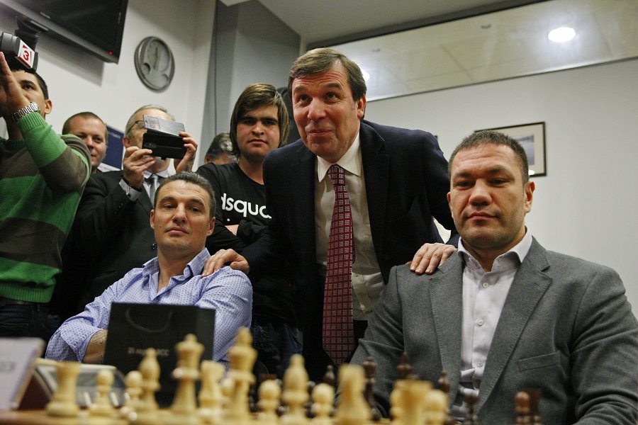 Кобрата и Бижутера не се дадоха на шах срещу Топалов1