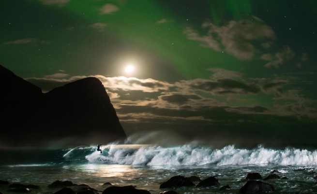 Сърфиране по време на Северно сияние