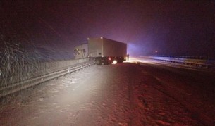 Мъжът, който вися с ТИР-а си от мост на "Хемус" бил пиян