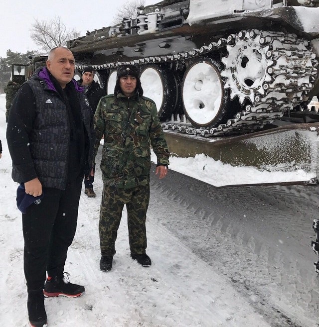 Стотици автомобили бяха блокирани тази нощ край Бургас след верижна катастрофа на АМ "Тракия". Два товарни камиона аварираха още преди полунощ - единият на пътя между Карнобат и Айтос, а другият - на пътя между Айтос и Ветрен и така направиха преминаването на други автомобили по двете отсечки невъзможно. 

Така стотици хора прекараха нощта на пътя да чакат двете отсечки да бъдат изчистени.