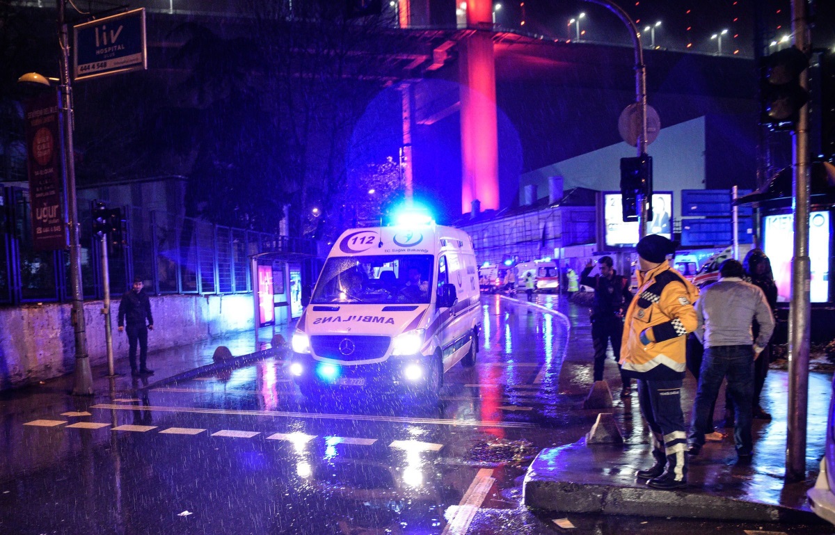 При въоръжено нападение в нощен клуб в Истанбул в новогодишната нощ загинаха 39 души, включително 16 чужденци, а броят на ранените е 69, от които четири са в тежко състояние. Атаката е била извършена от мъж, дегизиран като Дядо Коледа