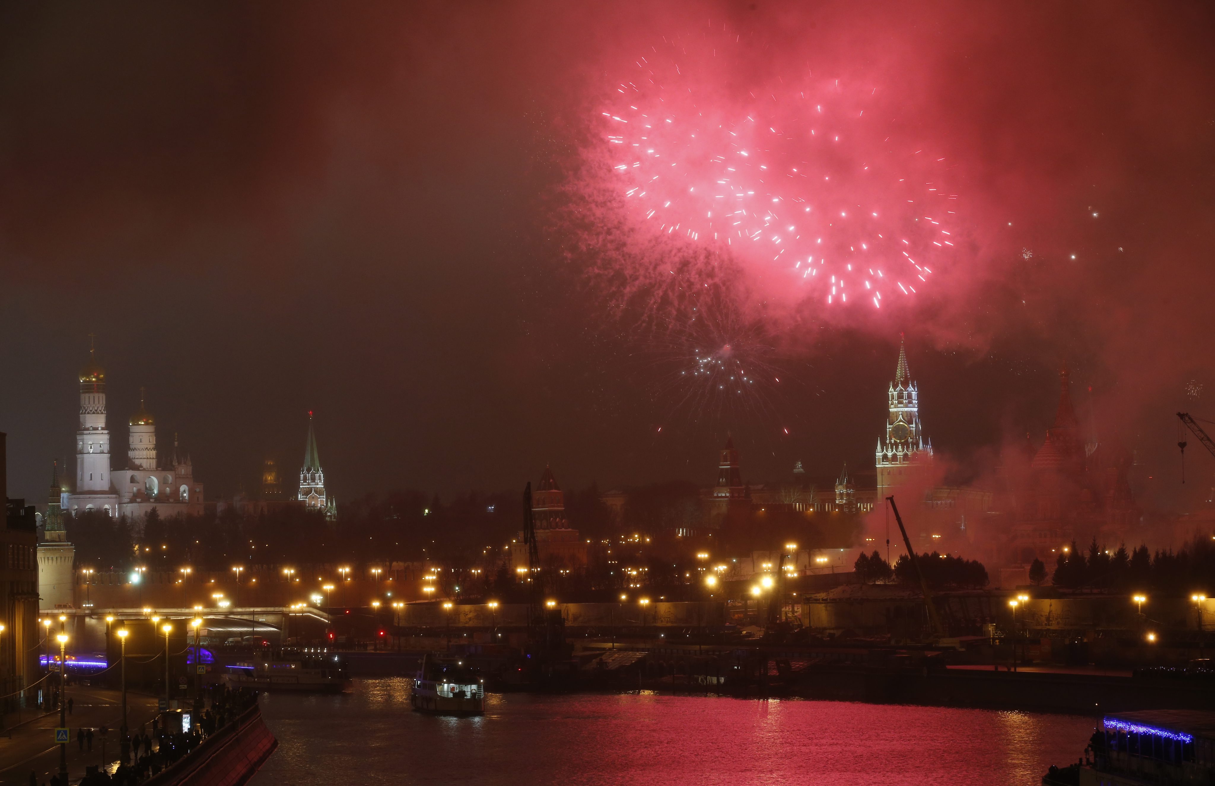 Русия също посрещна 2017-а с фойерверки над Червения площад.