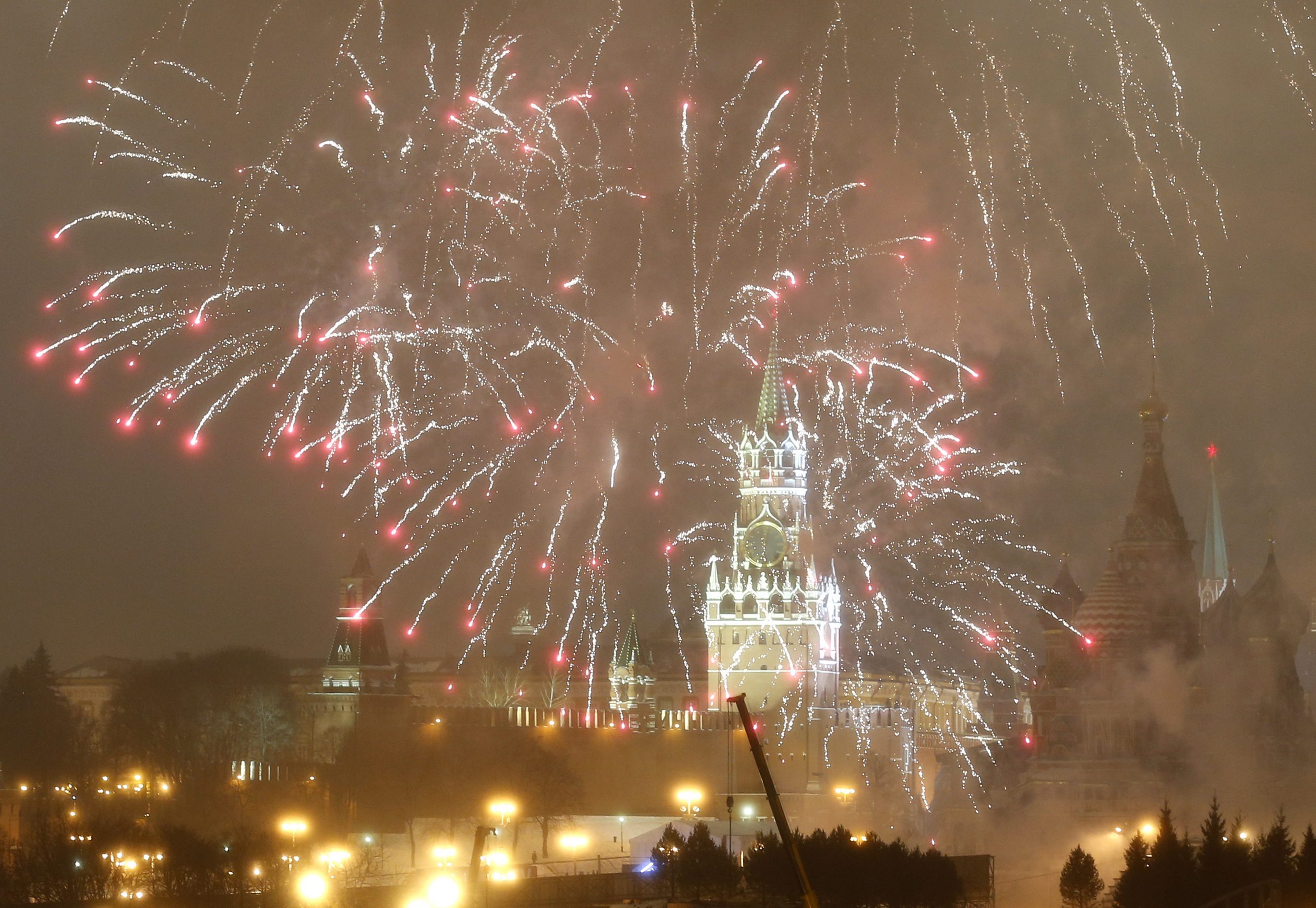 Русия също посрещна 2017-а с фойерверки над Червения площад.