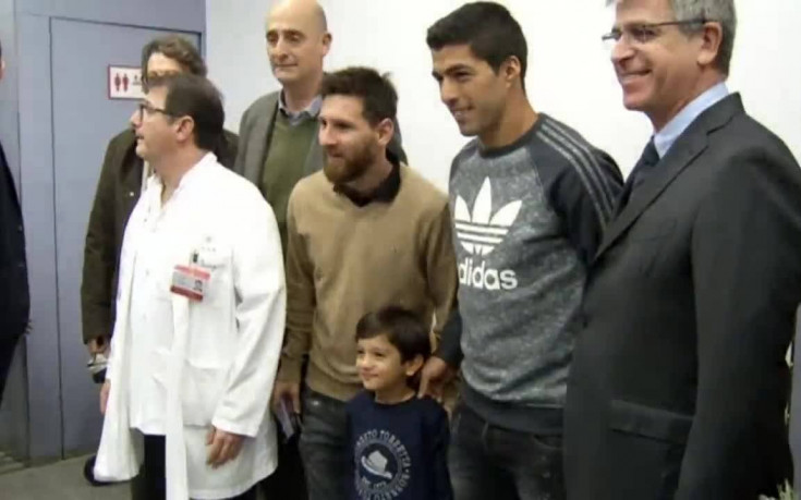 Меси и Суарес зарадваха дечица в болница