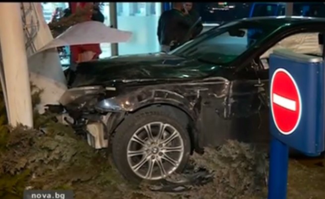 Тежка катастрофа вероятно след гонка с БМВ-та в София, има ранени