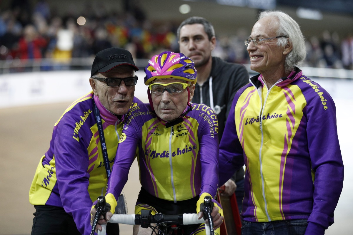 Робер Маршан измина точно 22,547 км с велосипед за един час. Това се случи на националния колодрум до Париж. Така французинът постави първият световен рекорд във възрастова група "над 105 години". Робер дължи постижението и във възрастова група "над 100 години".