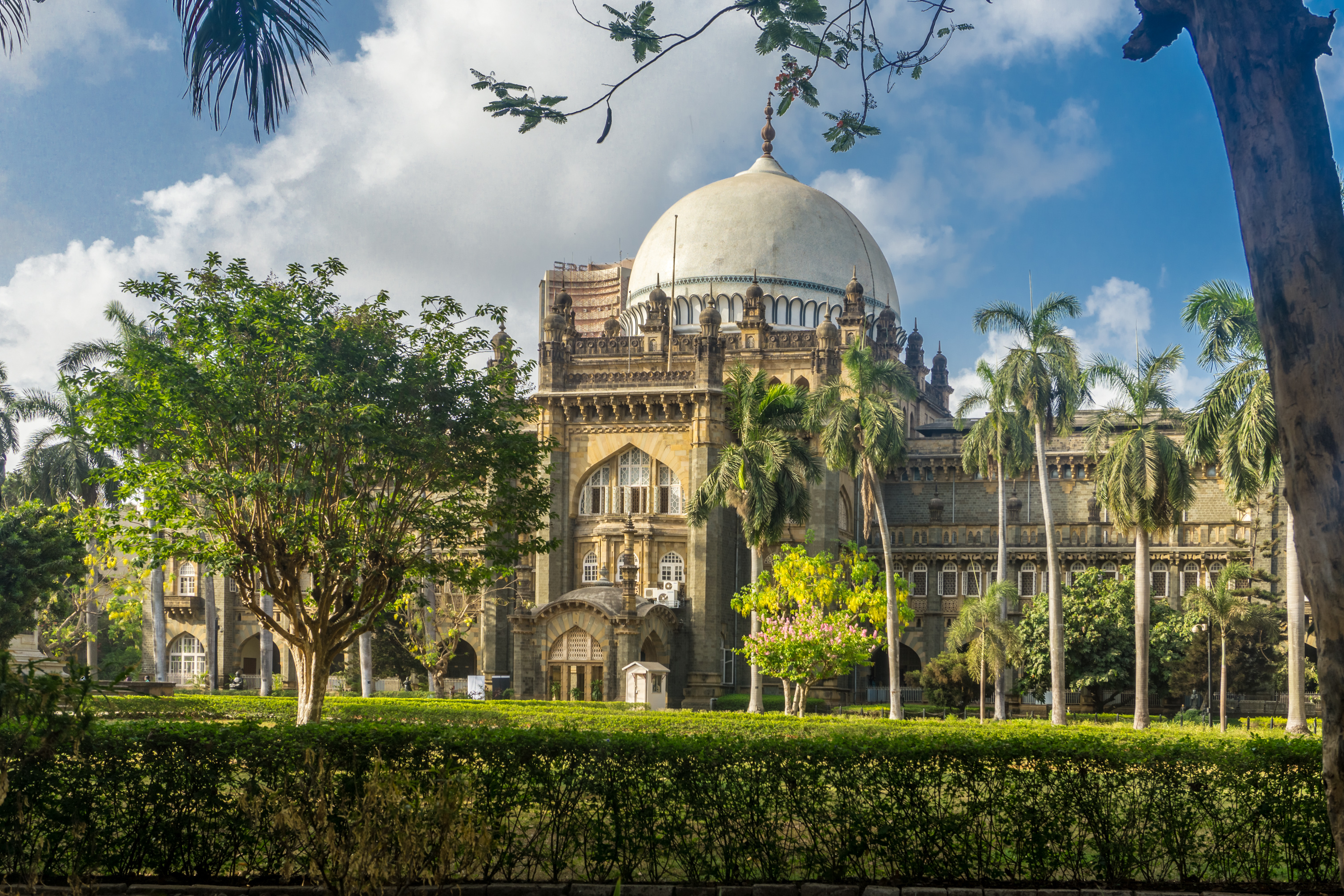 Мумба̀й, наричан също Бомбай, е град в Западна Индия, център на щата Махаращра. С население от 13 830 884 души (2010), той е най-големият град в Южна Азия и втори в света.