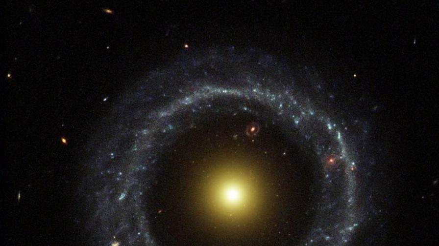 Откриха единствена по рода си галактика
