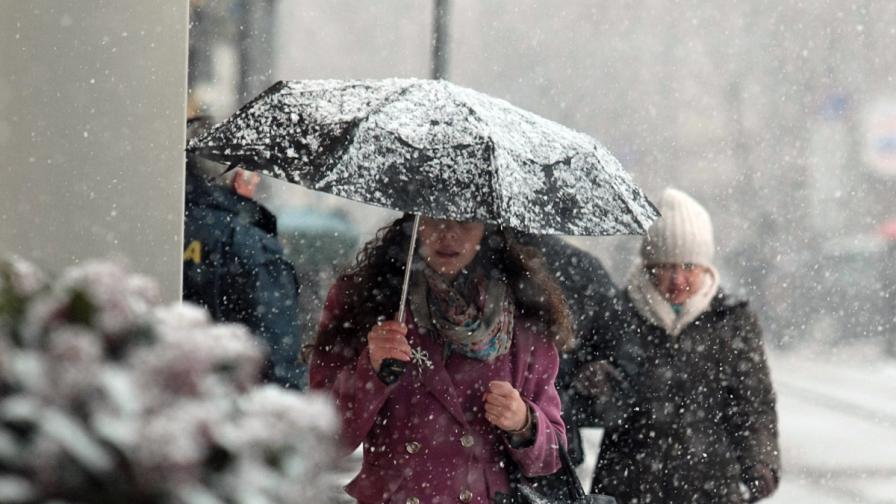 Снежни виелици сковаха страната, студът настъпва