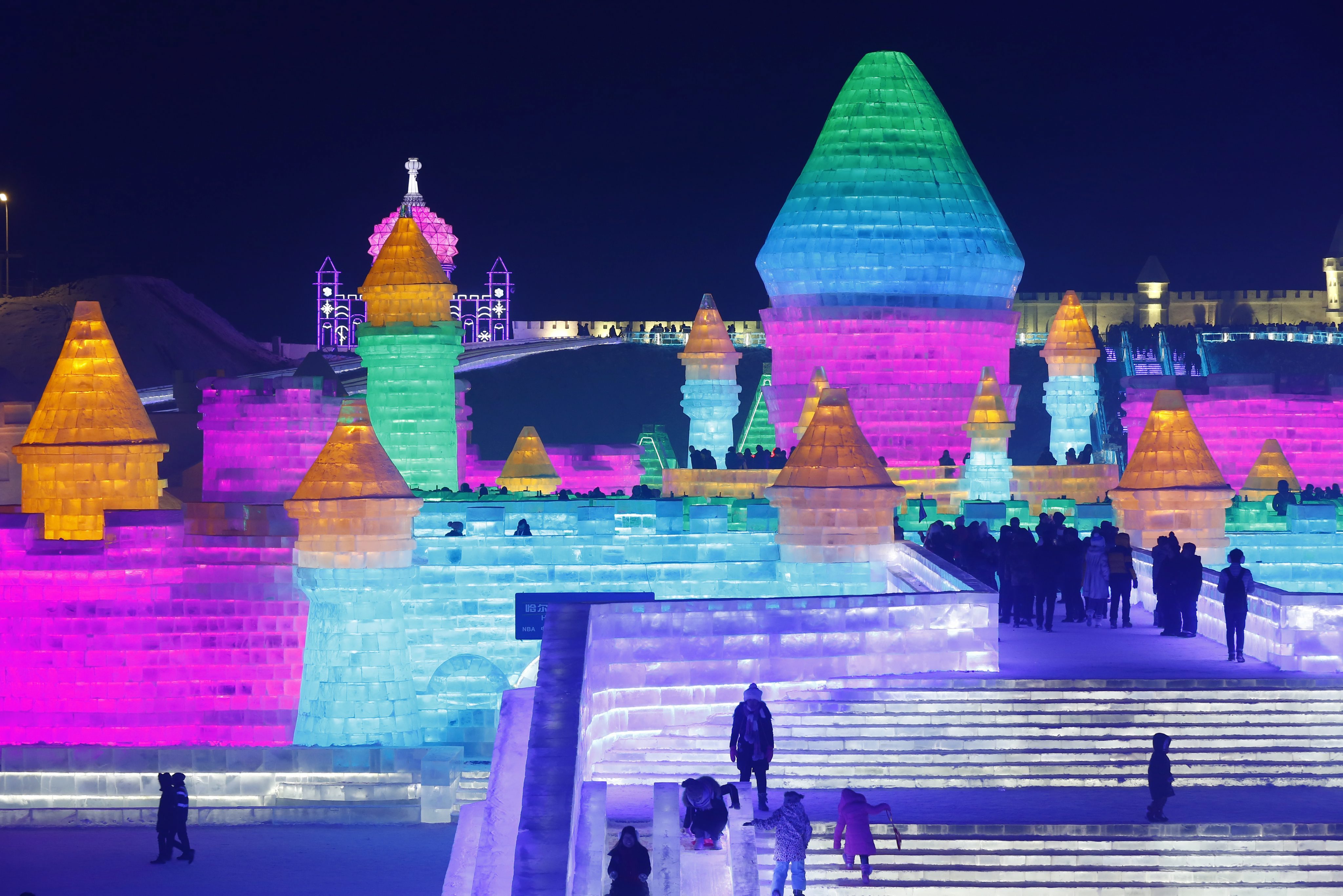 В Китай се състоя 33-ят фестивал на леда в град Харбин, провинция Хъйлундзян. 180 хил. кубически метра лед и 150 хил. кубически метра сняг са били използвани за направата на огромните цветни скулптури. Фестивалът ще продължи три месеца. По време на събитието 18 влюбени двойки сключиха брак едновременно.