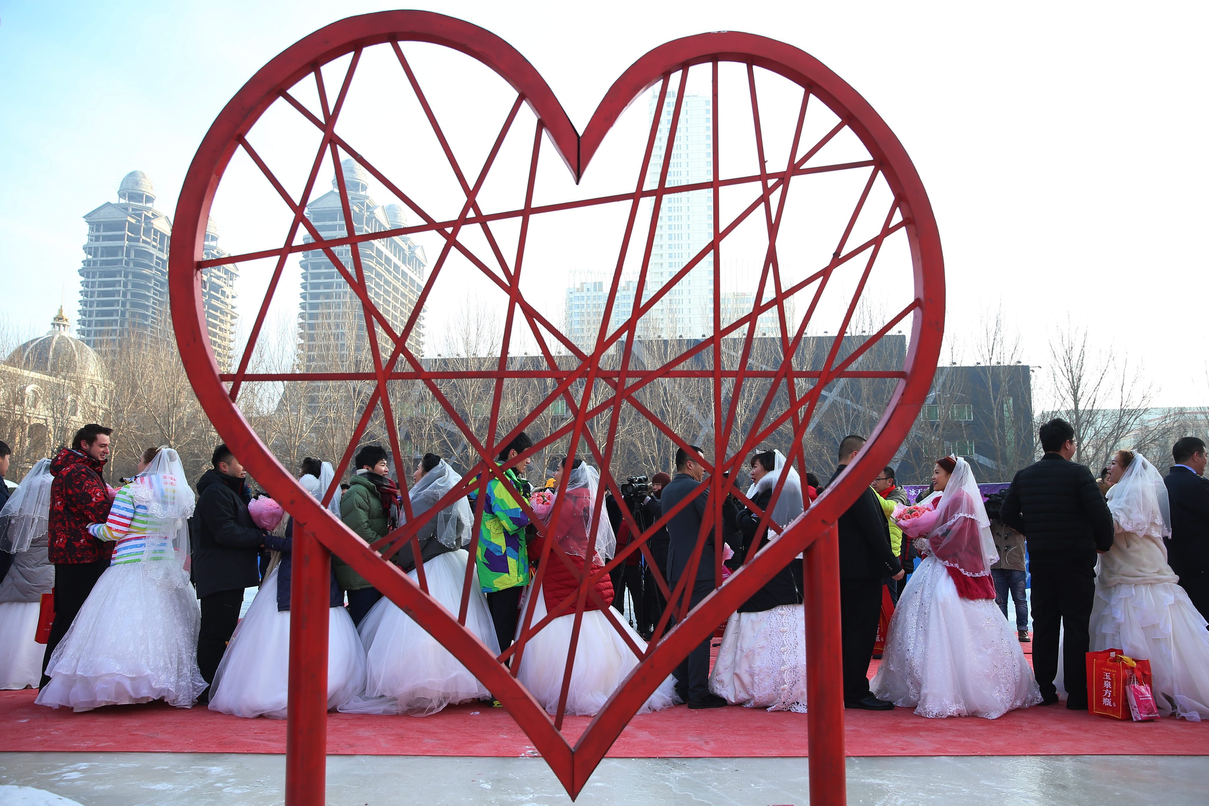 В Китай се състоя 33-ят фестивал на леда в град Харбин, провинция Хъйлундзян. 180 хил. кубически метра лед и 150 хил. кубически метра сняг са били използвани за направата на огромните цветни скулптури. Фестивалът ще продължи три месеца. По време на събитието 18 влюбени двойки сключиха брак едновременно.