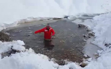 Шефове на Локо Пд в ледени води за здраве на Ивановден (видео)