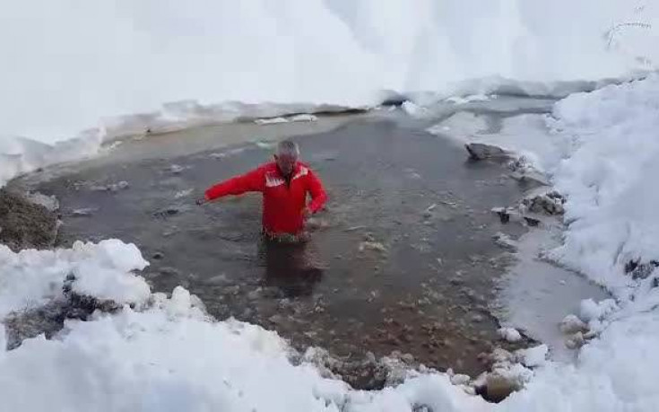 Шефове на Локо Пд в ледени води за здраве на Ивановден (видео)
