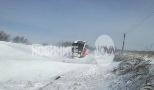 Пътнически влак се блъсна в пряспа и дерайлира