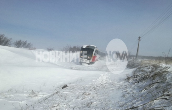 Пътнически влак се блъсна в пряспа и дерайлира