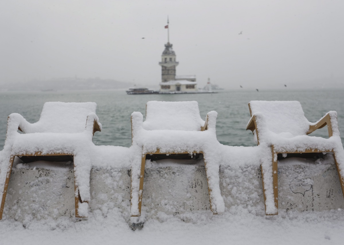 В Истанбул, където рядко пада сняг, трети ден вали, а на места снежната покривка достига половин метър