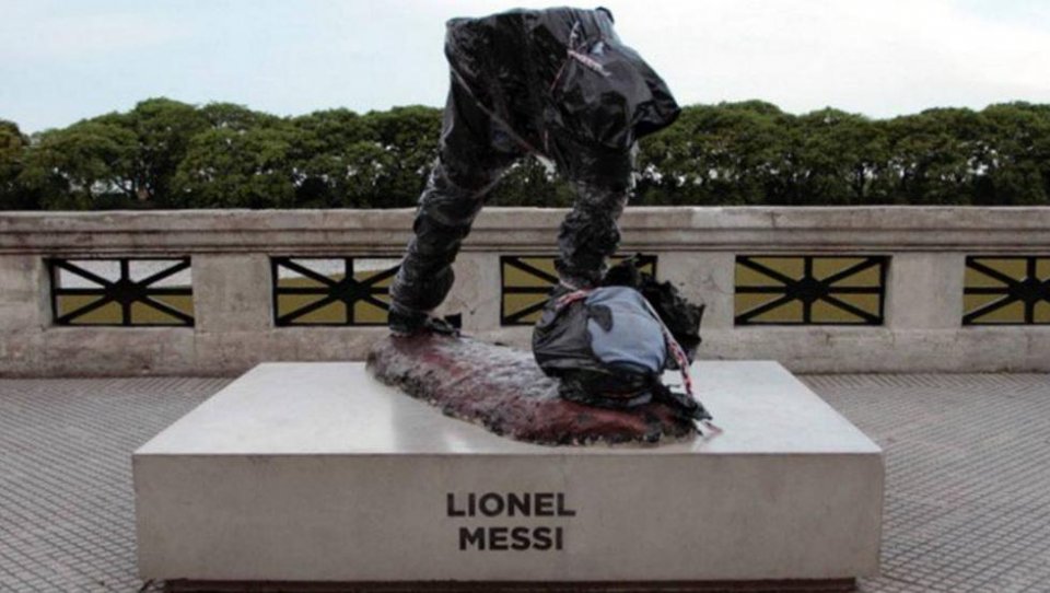 Лионел Меси статуя Буенос Айрес Аржентина1