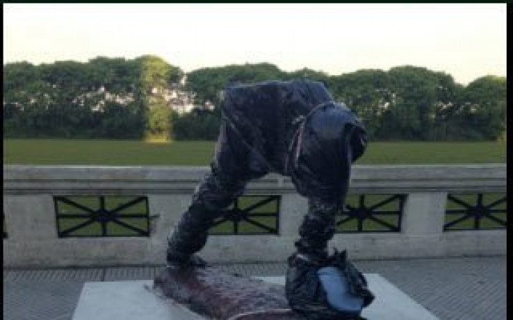 Вандали счупиха статуята на Меси в Буенос Айрес