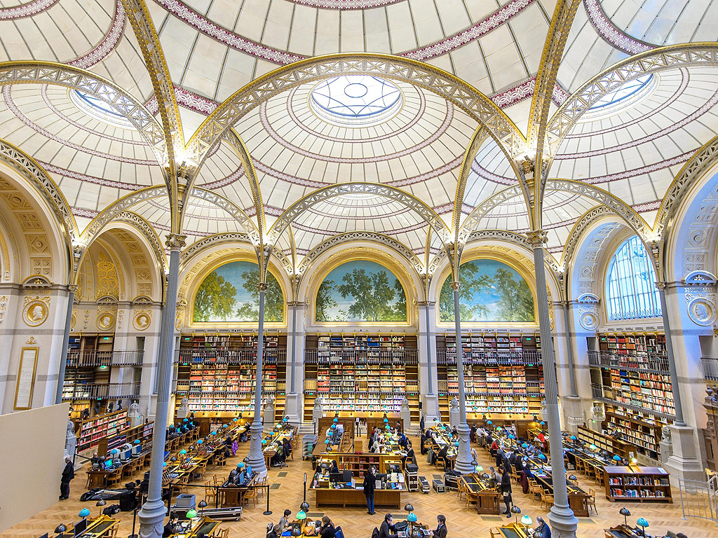 Студенти и читатели работят в Зала "Лабруст", отделение "Ришельо", в Националната библиотека в Париж, Франция. Зала "Лабруст" отвори врати отново за обществеността след години ремонт.