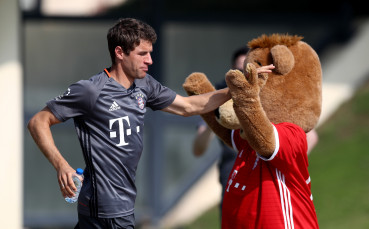 Култов Томас Мюлер превърна паспорта си в телефон