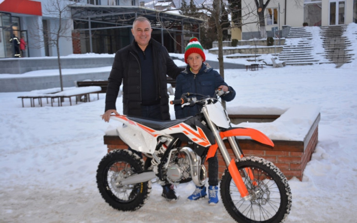 Кметът на Симитли подари мотор на шампион в мотокроса