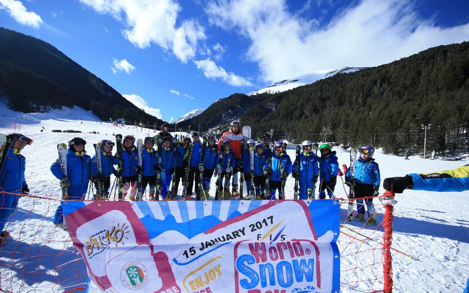 Радо Янков зарадва децата в Банско за Световния ден на снега