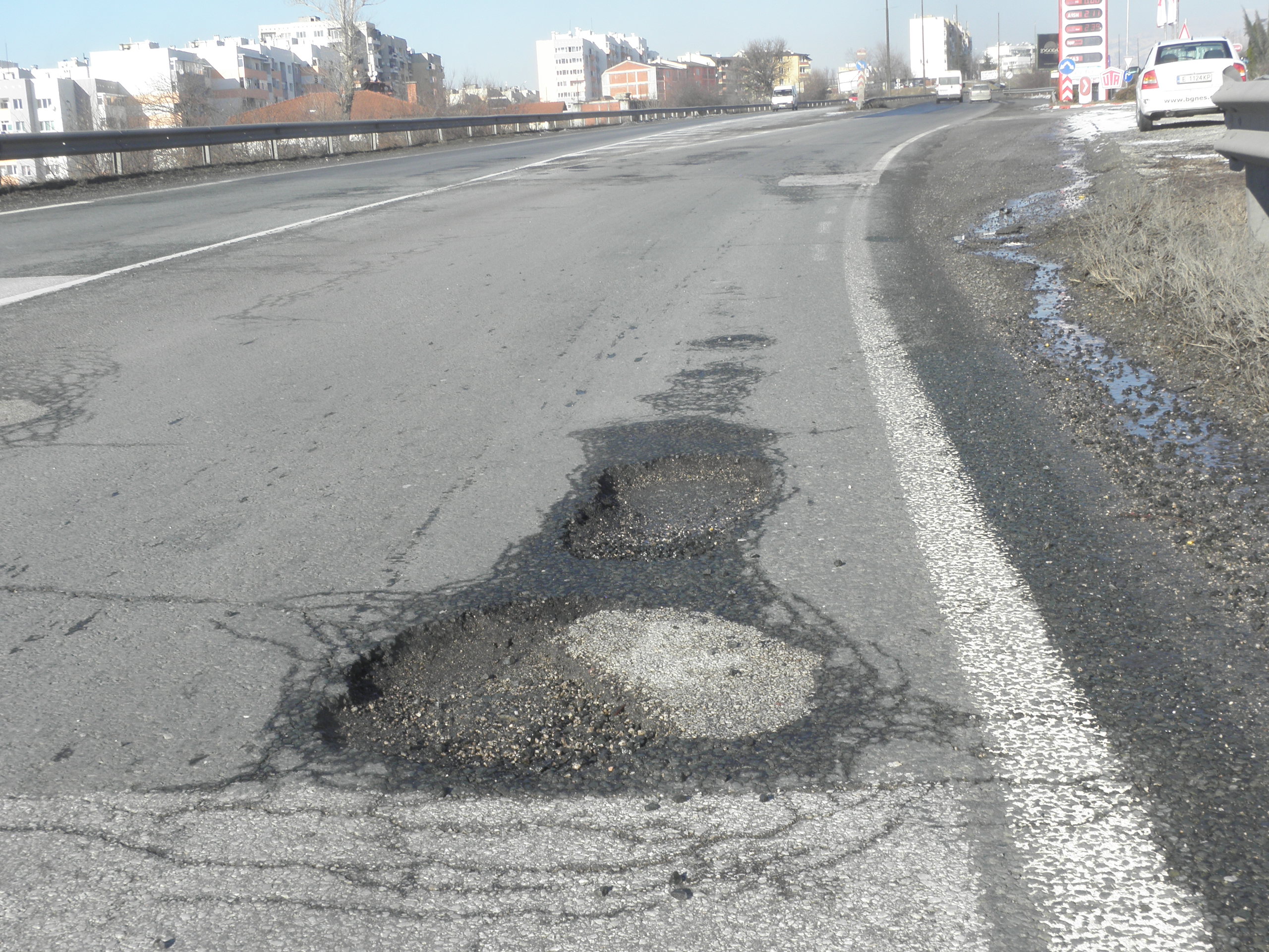 Десетки дупки зейнаха по Е-79 след силните студове