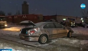 Кола блокира трамваи в София след катастрофа