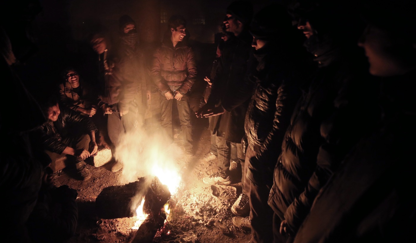 Мигрантите, предимно от Афганистан и Пакистан, се опитват да се топлят, палейки огньове с каквото намерят. Доброволци им раздават храна по веднъж на ден