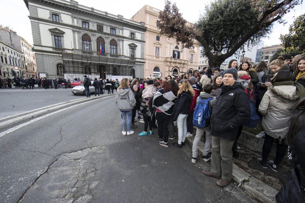 Учители и ученици са се събрали около сградата на училище в Рим след първия трус