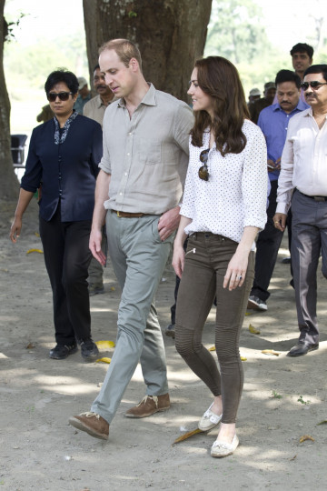 Отново в Индия Кейт Мидълтън се появи със семпли, тъмно кафяви джинси, а цената им е 50 долара.