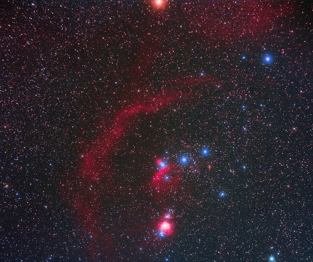 В съзвездието Орион<br />
<br />
Можем ли да очакваме близка свръхнова в скоро време? Звездата Бетелгейзе – червен супергигант към края на живота му – в съзвездието Орион се намира само на 460-650 светлинни години от Земята. Тя може да се превърне в свръхнова сега или през следващите милион години.<br />
<br />
За щастие астрономите са изчислили, че свръхнова ще трябва да бъде в рамките на 50 светлинни години от нас, за да може лъчението ѝ да увреди озоновия слой на Земята. Изглежда, че конкретно Бетелгейзе не предизвиква тревоги.