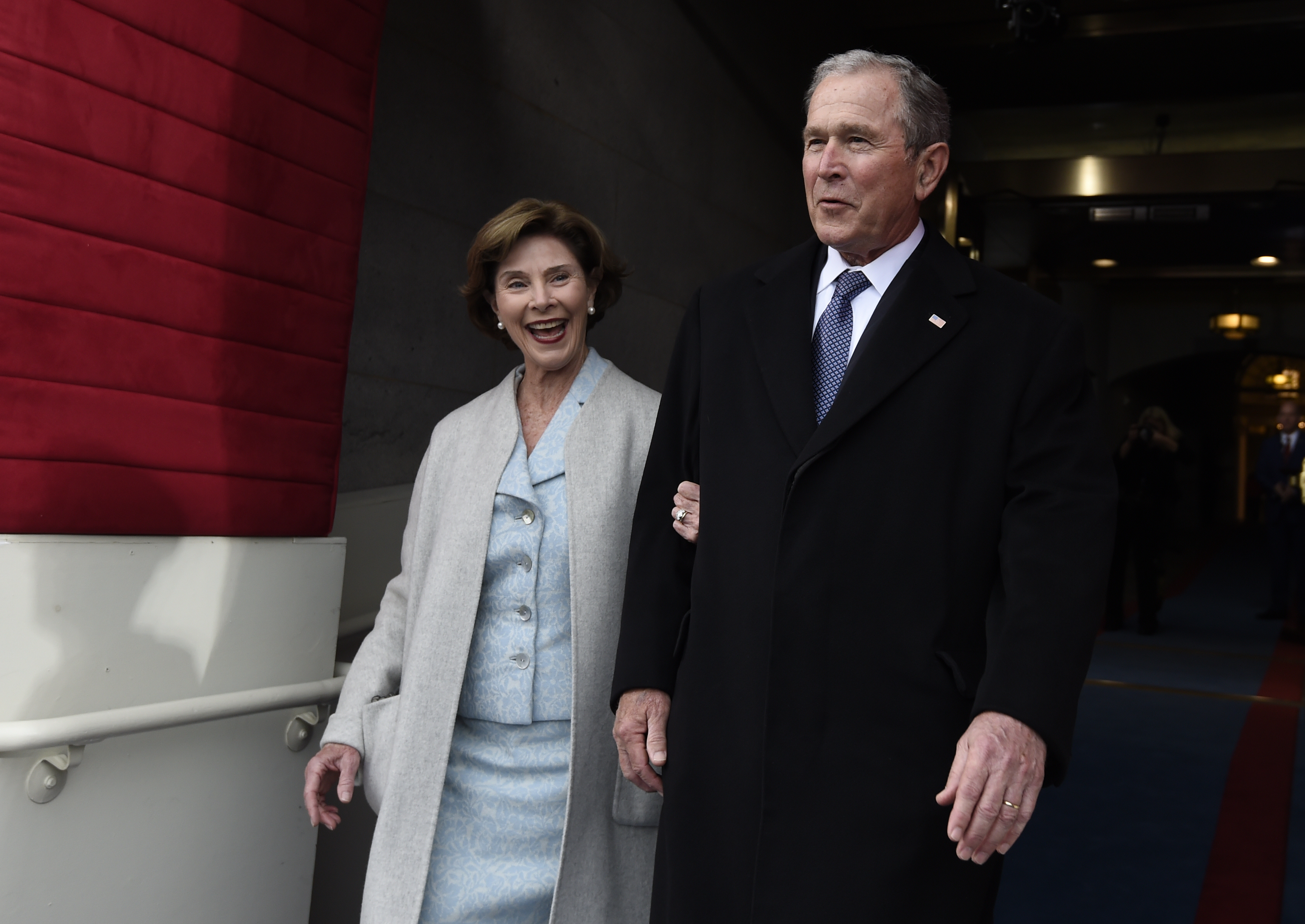 Хилари Клинтън и бившият президент на САЩ Бил Клинтън също пристигнаха на Капитолия за церемонията. ​Двамата се присъединиха към други бивши президенти и техните съпруги, включително Джордж и Лора Буш.