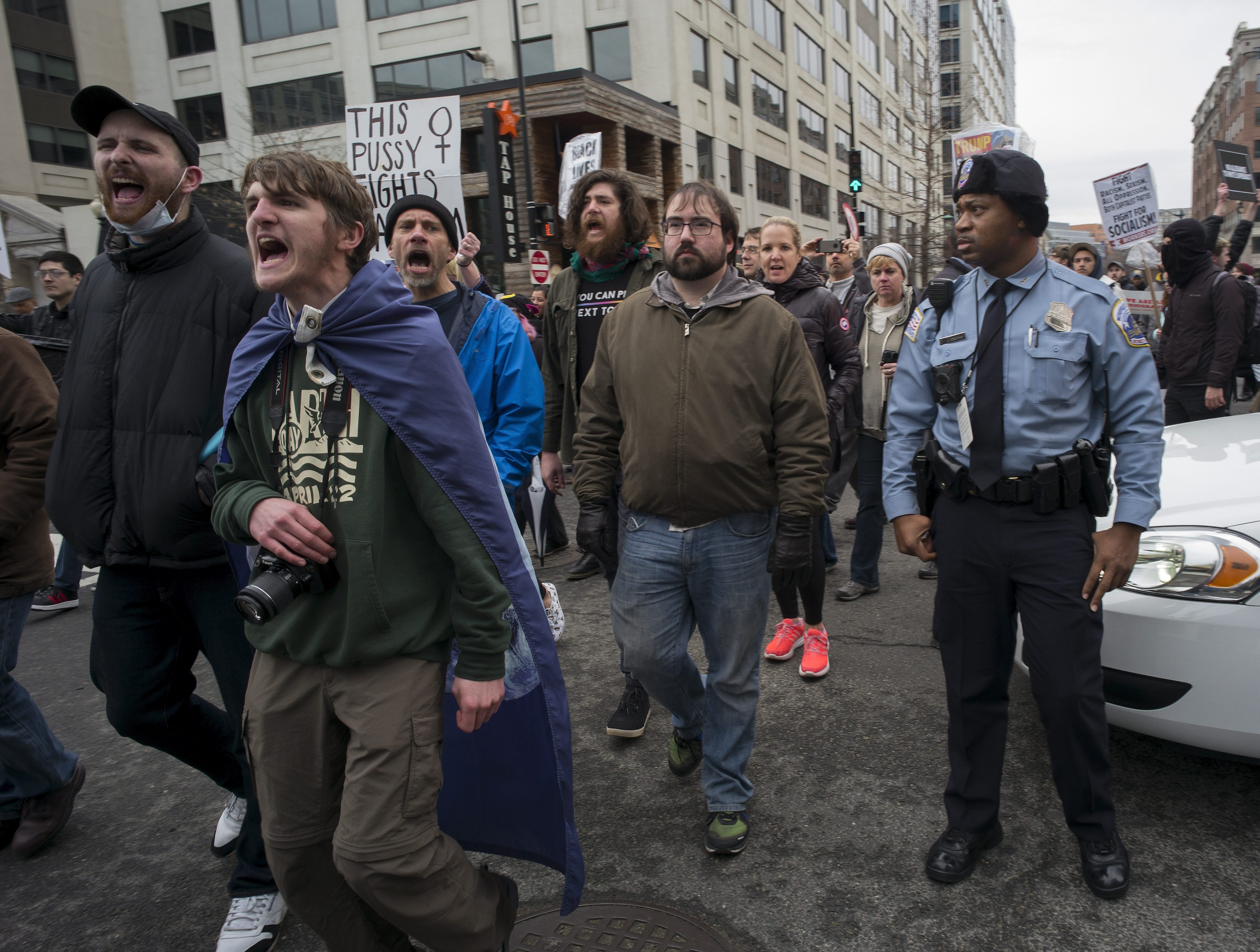 Вашингтонската полиция е арестувала повече от 90 протестиращи, предаде АФП. Срещу провокиращите насилие са използвани лютив спрей и сълзотворен газ. Според говорител на полицията задържаните са обвинени във вандализъм и нарушаване на обществения ред.
Информацията сочи още, че след конфронтации с демонстрантите двама полицаи са пострадали. Има и повредени полицейски автомобили.