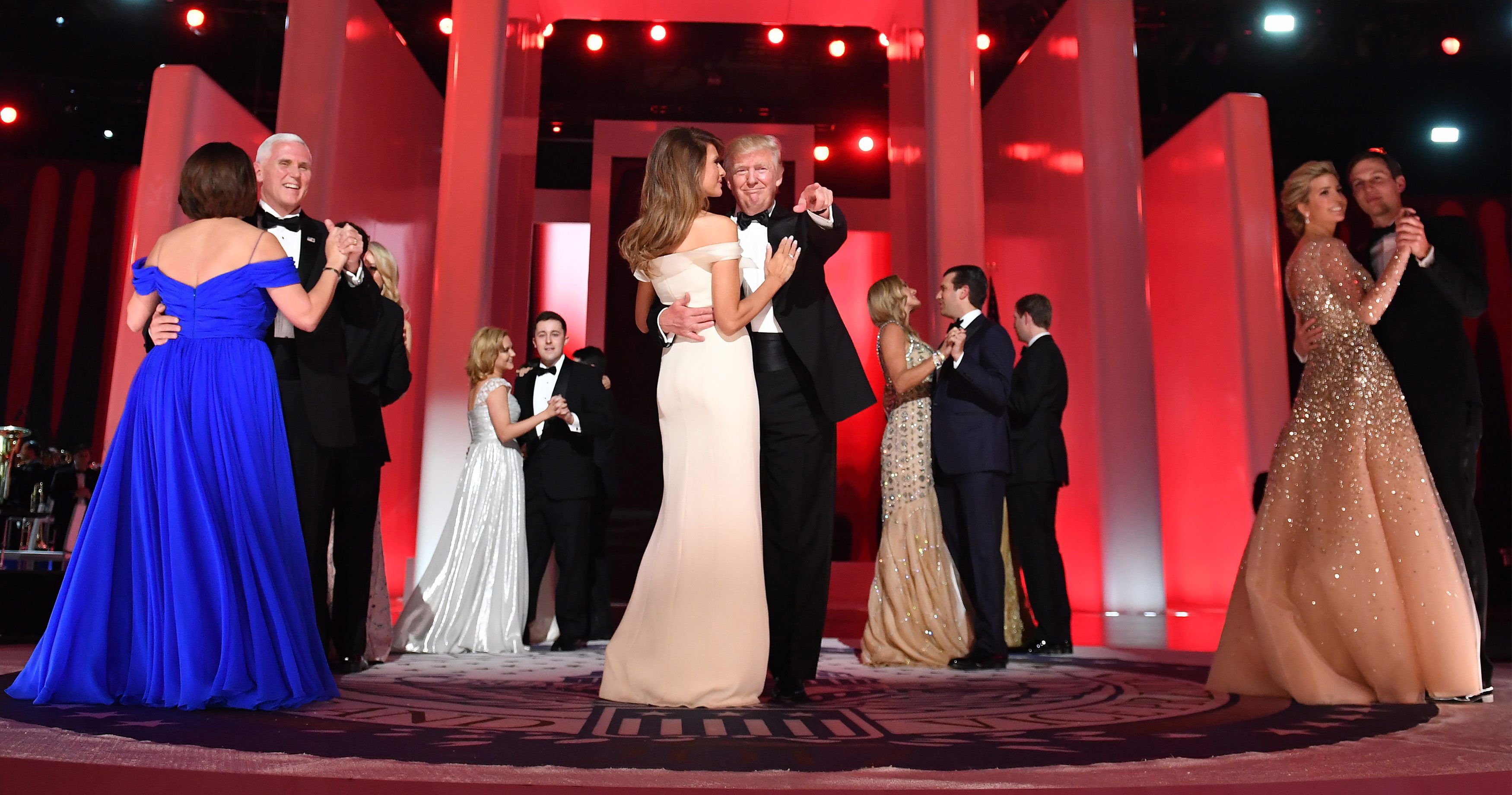 Доналд Тръмп и съпругата му Мелания танцуваха на баловете по случай встъпването в длъжност на новия американски президент. На два от трите бала, организирани в негова чест новият президент и съпругата му танцуваха под звуците на емблематичната песен на Франк Синатра "По моя начин" в компанията на вицепрезидентската двойка и членове на семейството на Тръмп.