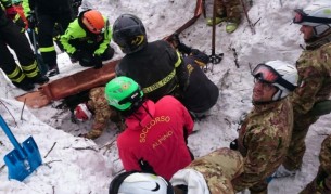 3 дни след лавината в Италия, вадят още живи от хотела