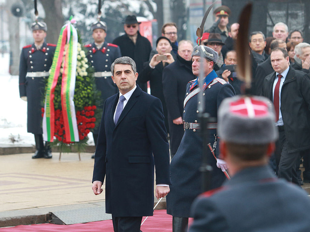 С официална церемония избраният за президент Румен Радев встъпи в длъжност днес. В 11 ч. на пл. „Св. Александър Невски” започна приемането на строя на гвардейците. След встъпването в длъжност на Румен Радев, което бе отбелязано с 21 салюта около 11:25 часа, последва прегръдка и ръкостискане с премиера в оставка Бойко Борисов.