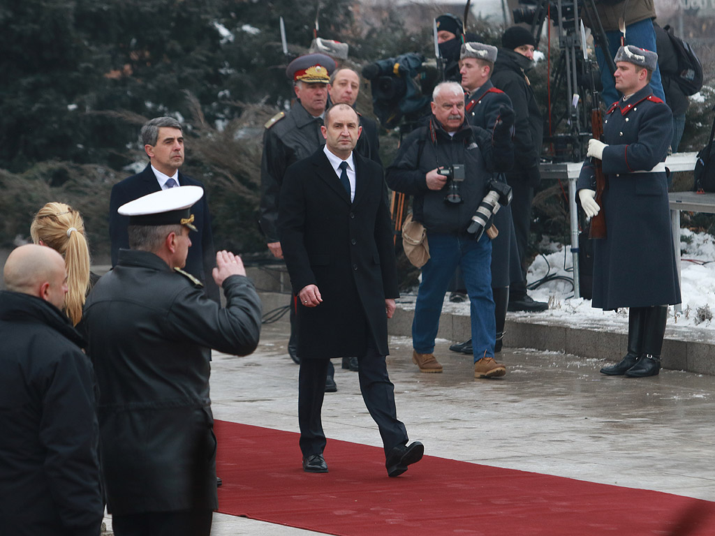 С официална церемония избраният за президент Румен Радев встъпи в длъжност днес. В 11 ч. на пл. „Св. Александър Невски” започна приемането на строя на гвардейците. След встъпването в длъжност на Румен Радев, което бе отбелязано с 21 салюта около 11:25 часа, последва прегръдка и ръкостискане с премиера в оставка Бойко Борисов.