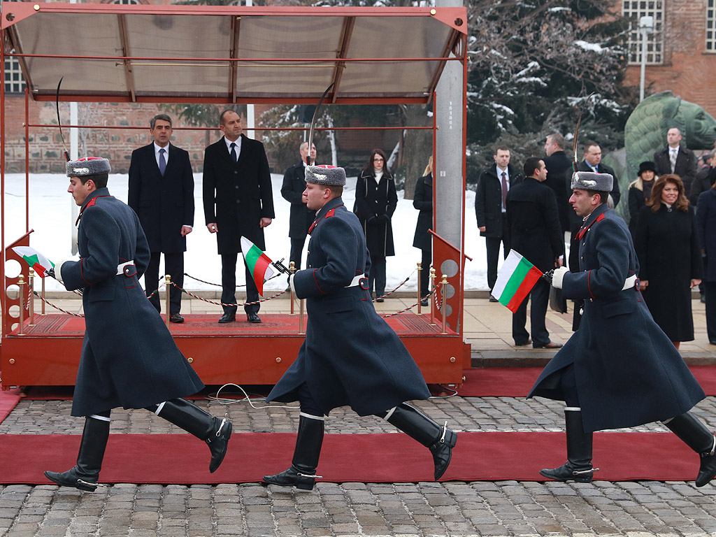 С официална церемония избраният за президент Румен Радев встъпи в длъжност днес. В 11 ч. на пл. „Св. Александър Невски” започна приемането на строя на гвардейците. След встъпването в длъжност на Румен Радев, което бе отбелязано с 21 салюта около 11:25 часа, последва прегръдка и ръкостискане с премиера в оставка Бойко Борисов.