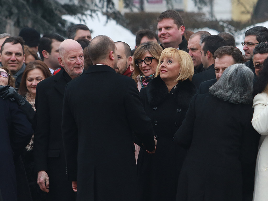 С официална церемония избраният за президент Румен Радев встъпи в длъжност днес. В 11 ч. на пл. „Св. Александър Невски” започна приемането на строя на гвардейците. След встъпването в длъжност на Румен Радев, което бе отбелязано с 21 салюта около 11:25 часа, последва прегръдка и ръкостискане с премиера в оставка Бойко Борисов.