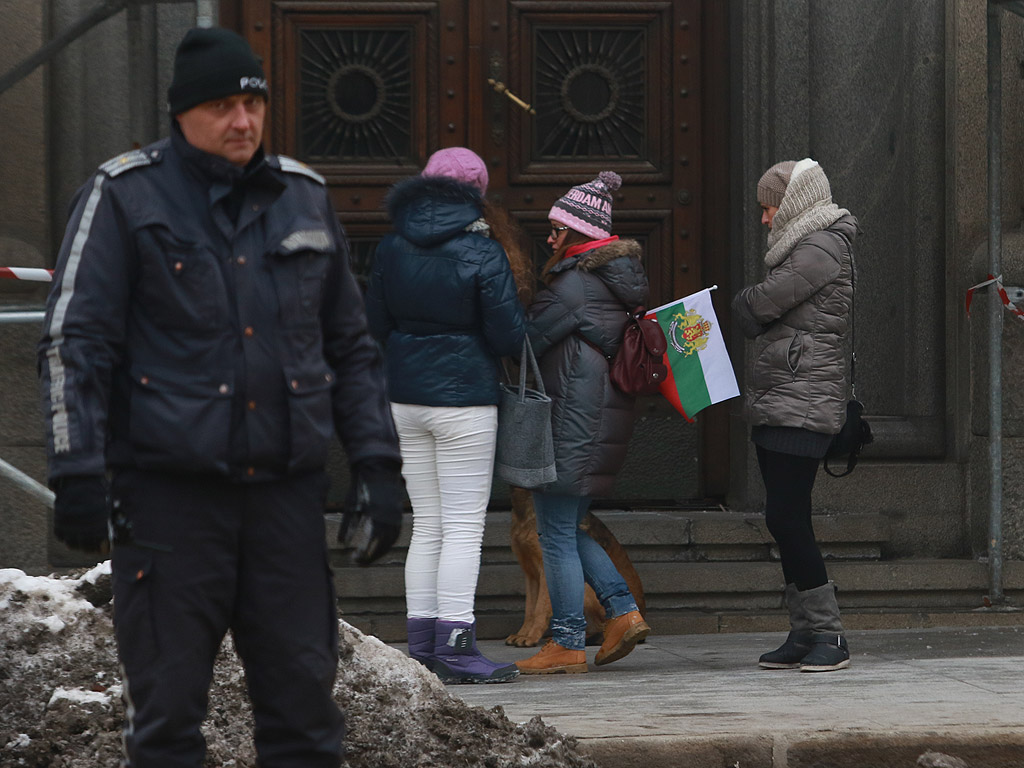 С официална церемония избраният за президент Румен Радев встъпи в длъжност днес. В 11 ч. на пл. „Св. Александър Невски” започна приемането на строя на гвардейците. След встъпването в длъжност на Румен Радев, което бе отбелязано с 21 салюта около 11:25 часа, последва прегръдка и ръкостискане с премиера в оставка Бойко Борисов.