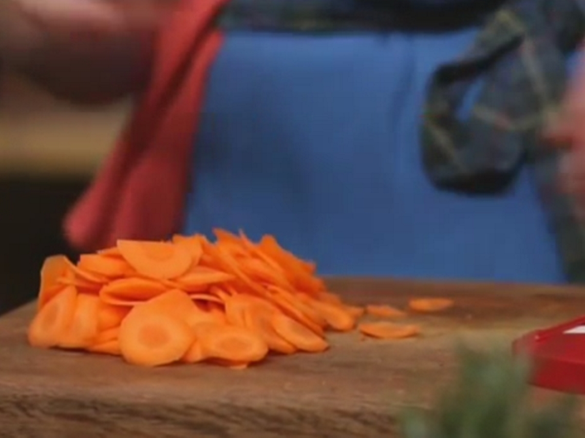 <div> </div>
<br />
Морковите се режат на тънки шайби, а ябълката и алабашът - на тънки ивици. Всичко се смесва в купа, добавя се и накъсаната мента.