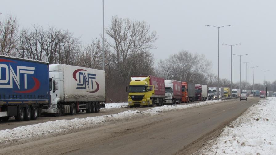 Километрични опашки от камиони на границата с Румъния