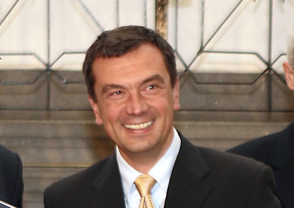 Валентин Карабашев (1960-2017) - Карабашев е най-младият вицепремиер на България в кабинета на Любен Беров през 1992 г. Той е също съавтор на първия български приватизационен закон.