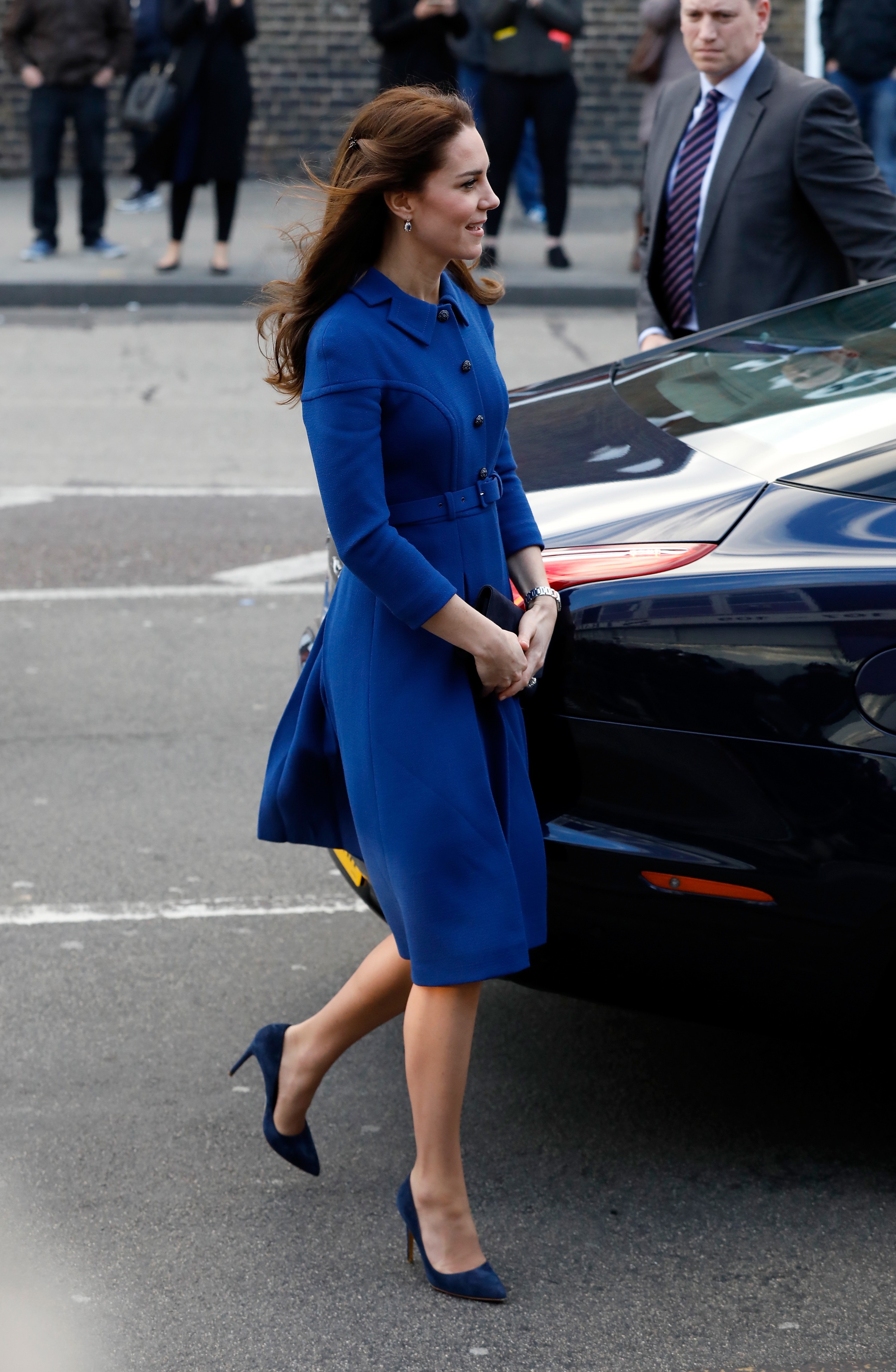 За първото си официално събитие през 2017-а година Кейт Мидълтън се появи в елегантно палто тип рокля в кралско синьо, дело на български дизайнер. Дизайнът е на Петър Петров, който работи за английската марка "Епонин". Фирмата е известна със стилните си дрехи в стилистиката на 50-те и 60-те години. Съпругата на принц Уилям избира за втори път техен тоалет.