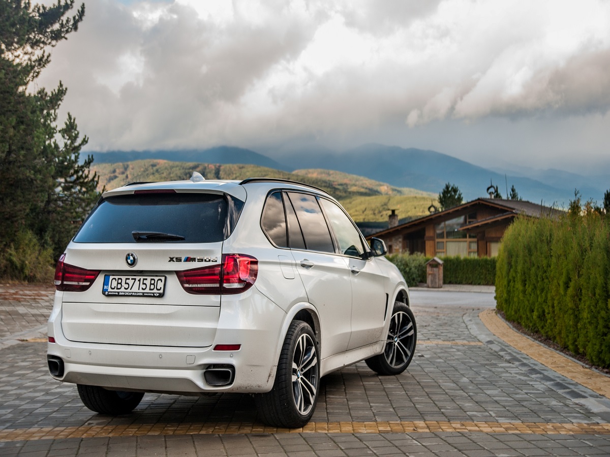 BMW X5 M50d е автомобил, с който не можеш да опишеш завоя с пушещи гуми, но можеш да го опишеш с невероятна скорост, а колкото по-висока е тя, толкова по-добре стои на пътя. Това е автомобил, с който можеш да изминеш 1000 км само с едно спиране до двете нули, а накрая да видиш разход около 10 л/100 км, но с 381 к.с. и спринт до 100 км/ч за 5,3 секунди. При тегло малко под 2,3 тона! Това е Звяр.