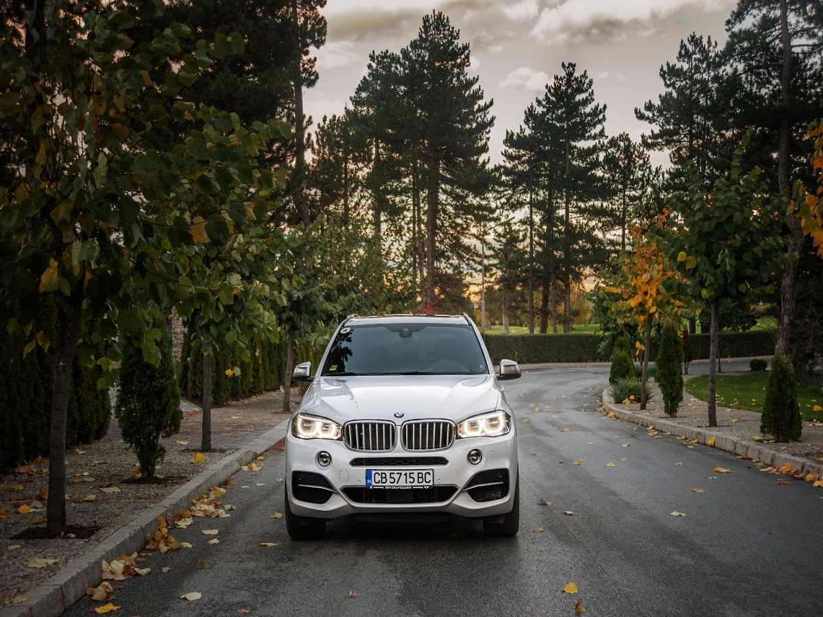 BMW X5 M50d е автомобил, с който не можеш да опишеш завоя с пушещи гуми, но можеш да го опишеш с невероятна скорост, а колкото по-висока е тя, толкова по-добре стои на пътя. Това е автомобил, с който можеш да изминеш 1000 км само с едно спиране до двете нули, а накрая да видиш разход около 10 л/100 км, но с 381 к.с. и спринт до 100 км/ч за 5,3 секунди. При тегло малко под 2,3 тона! Това е Звяр.