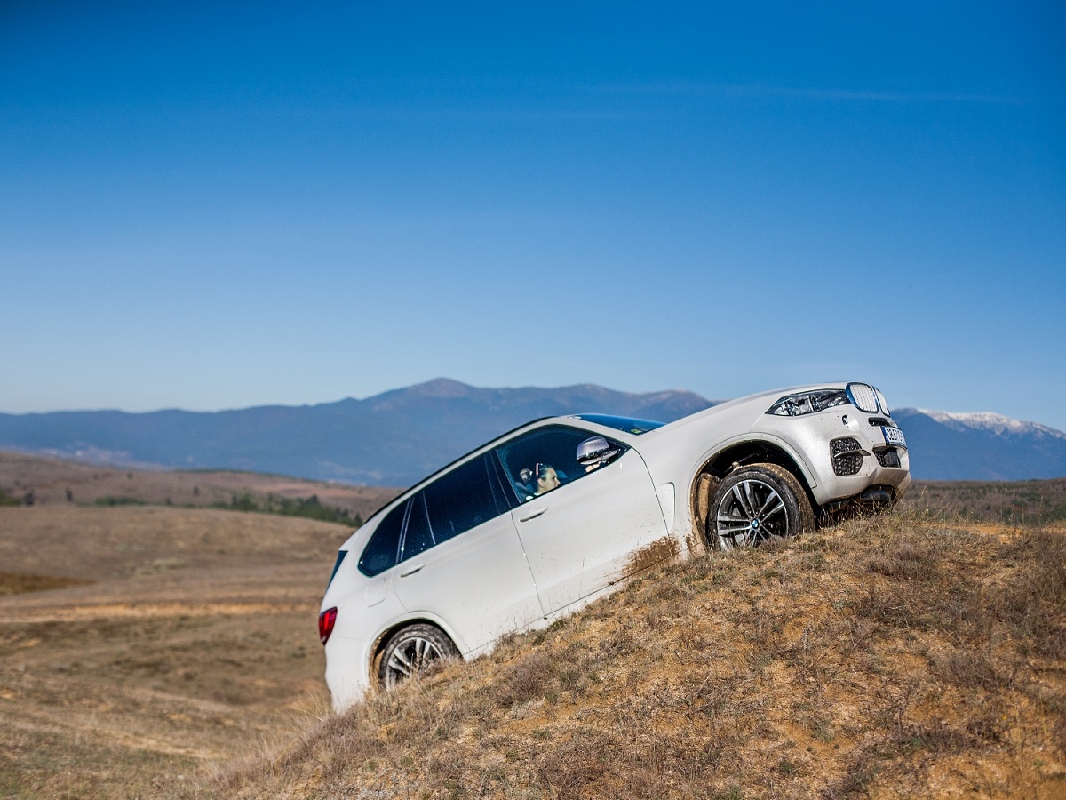 BMW X5 M50d е автомобил, с който не можеш да опишеш завоя с пушещи гуми, но можеш да го опишеш с невероятна скорост, а колкото по-висока е тя, толкова по-добре стои на пътя. Това е автомобил, с който можеш да изминеш 1000 км само с едно спиране до двете нули, а накрая да видиш разход около 10 л/100 км, но с 381 к.с. и спринт до 100 км/ч за 5,3 секунди. При тегло малко под 2,3 тона! Това е Звяр.