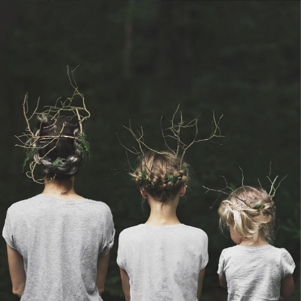 1. Нека твоето момиче да прави щуротиите, които иска. Редът и дисциплината са важни, но не и когато са прекалено крайни. Позволявай ѝ да лакира ноктите ти, да те гримира, слагай цветя в косите ѝ. Най-важното нещо е човек да бъде свободен. Научи я да бъде такава още от малка.